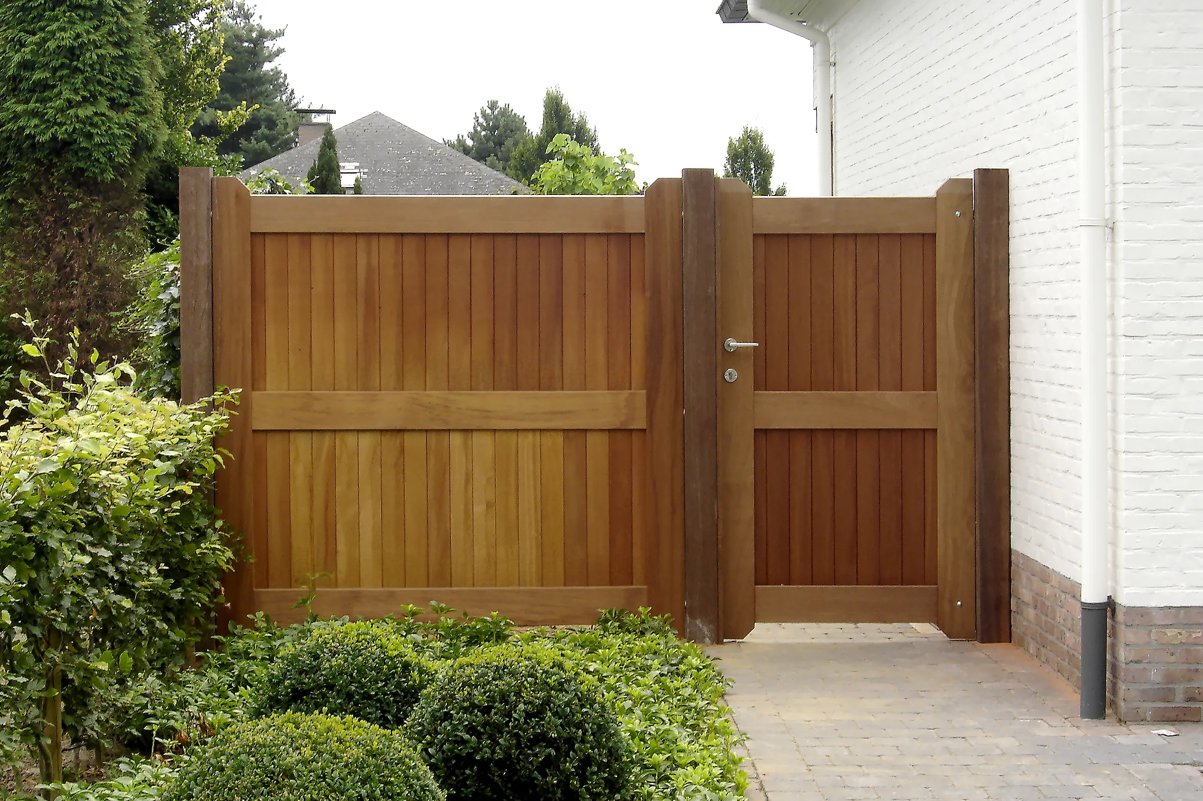 Tuinpoort van exotisch padouk-hout